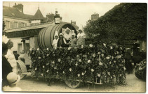 Pacy-sur-Eure. [Char décoré].