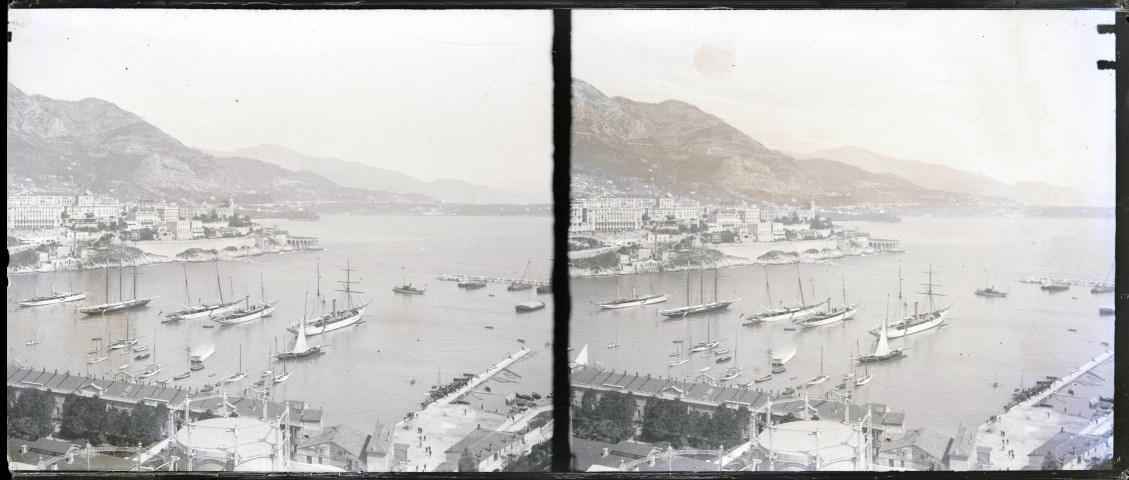Voiliers dans la baie d'un port méditerranéen.