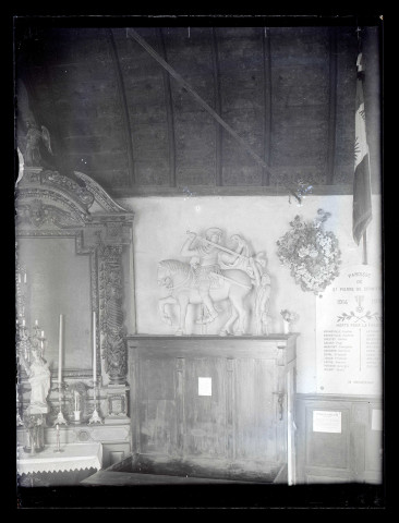 Statue d'un chevalier dans l'église de Saint-Pierre-de-Cernières (Eure).