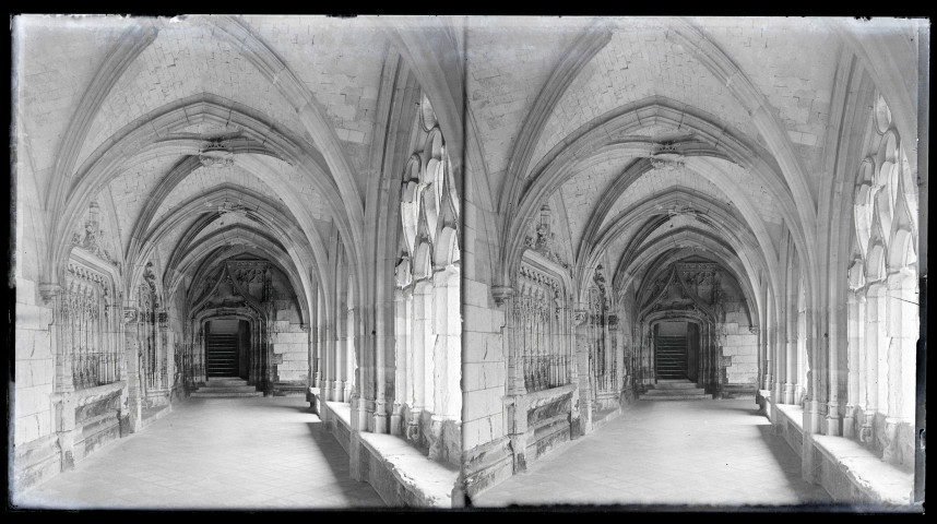 Galerie du cloître de l'abbaye Notre-Dame de Fontenelle de Saint-Wandrille-Rançon (Seine-Maritime).