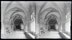 Galerie du cloître de l'abbaye Notre-Dame de Fontenelle de Saint-Wandrille-Rançon (Seine-Maritime).