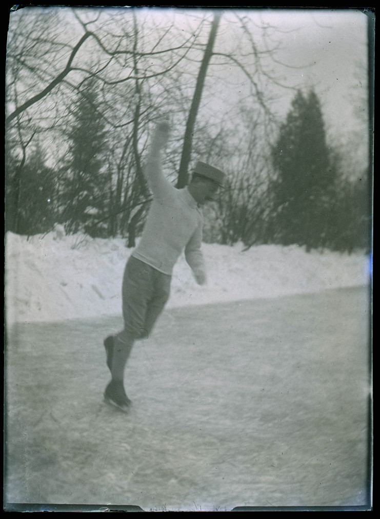 photographie représentant un homme patianant sur la glace