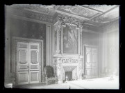 Salon d'une habitation avec cheminée à trumeau peint et plafond à caissons peints.