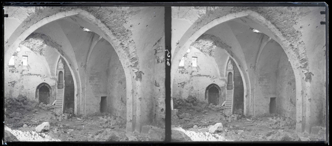Intérieur en ruines d'une mosquée palestinienne.