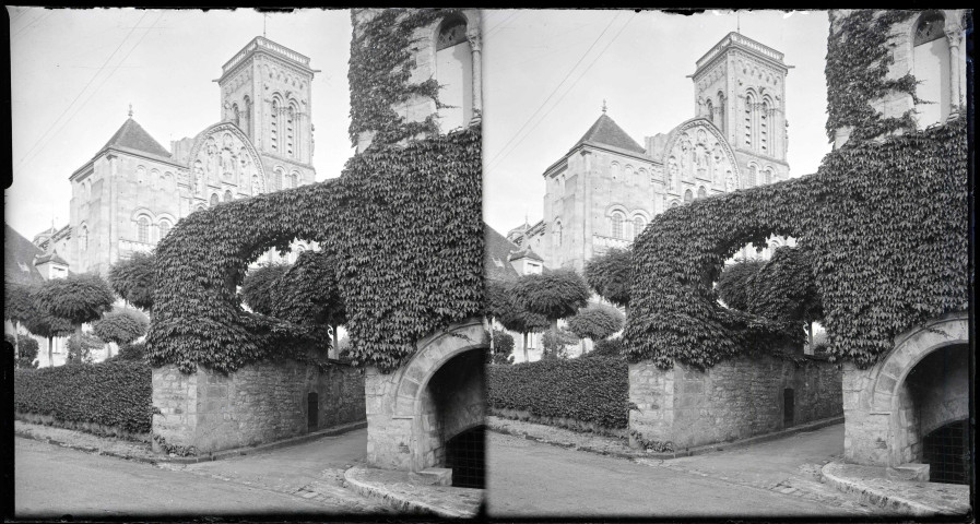 Passage sous arcade et façade de l'église de la Madeleine de Vézelay (Yonne).