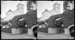 Passage sous arcade et façade de l'église de la Madeleine de Vézelay (Yonne).