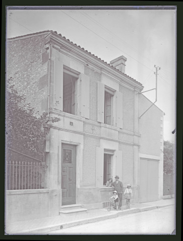 Portrait de famille devant une habitation de Charente.