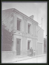 Portrait de famille devant une habitation de Charente.