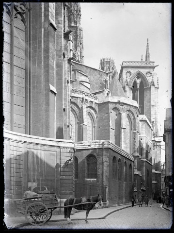 Cheval et sa carriole devant l'abside (partie sud-est) de la cathédrale Notre-Dame de l'Assomption de Rouen (Seine-Maritime).