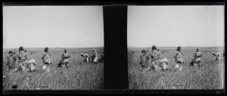 Hommes et femmes dans les champs des sucreries d'El-Cheikh-Fadl (Égypte).