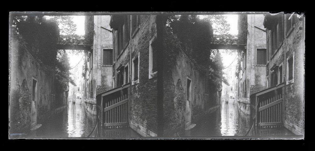 Canaux traversant une ville italienne.