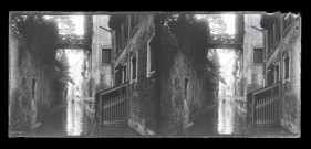 Canaux traversant une ville italienne.