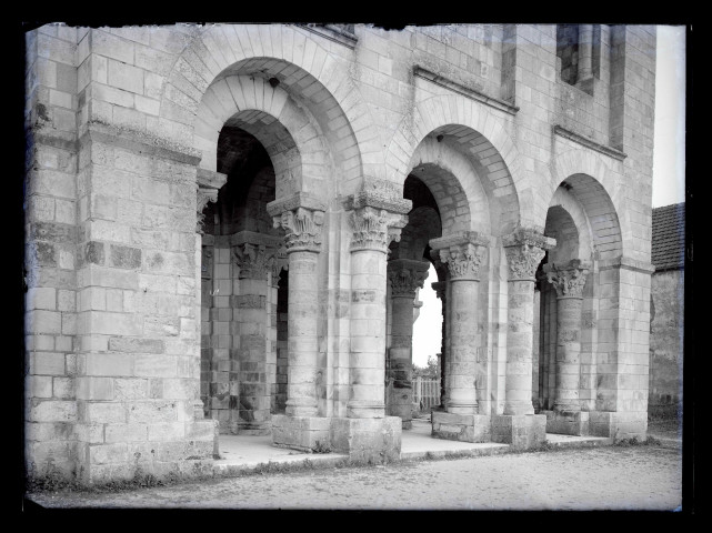 Porche occidental de l'église Saint-Benoit de Saint-Benoit-sur-Loire (Loiret).