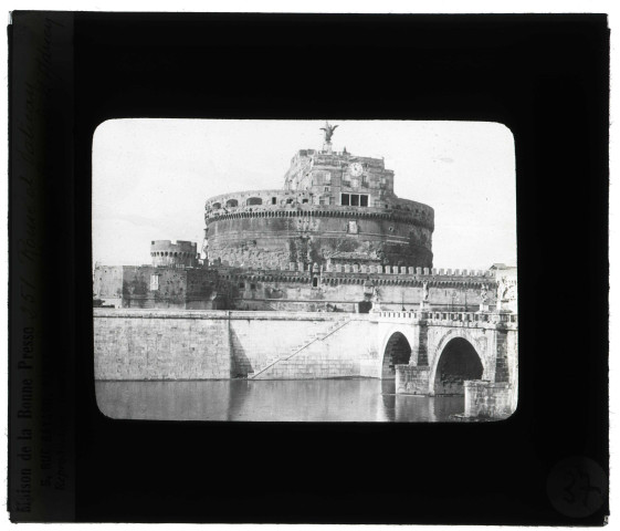 Pont et château Saint-Ange à Rome (Italie).