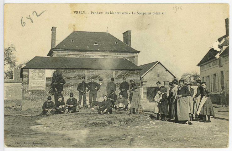 Vesly. Pendant les manoeuvres - La Soupe en plein air.