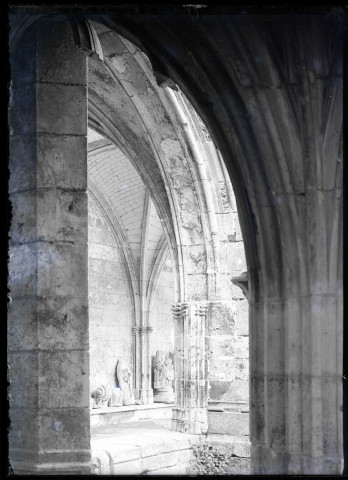 Galerie du cloître de l'abbaye Notre-Dame de Fontenelle de Saint-Wandrille-Rançon (Seine-Maritime).