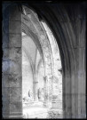Galerie du cloître de l'abbaye Notre-Dame de Fontenelle de Saint-Wandrille-Rançon (Seine-Maritime).