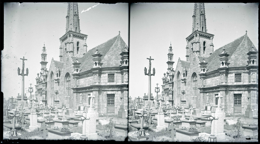 Église bretonne et calvaire.