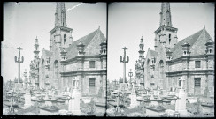 Église bretonne et calvaire.