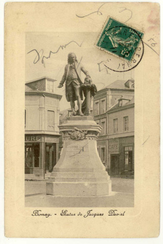 Bernay. Statue de Jacques Daviel.