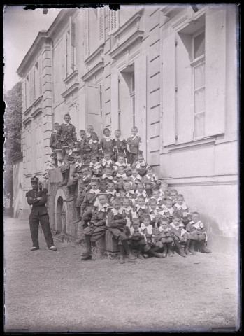 Groupe d'enfant en uniforme sur le perron du château d'Orgeville (Eure) côté parc.