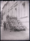 Groupe d'enfant en uniforme sur le perron du château d'Orgeville (Eure) côté parc.