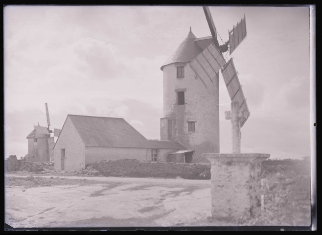 Moulins à vent et calvaire bretons.