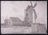 Moulins à vent et calvaire bretons.