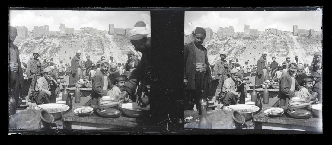 Scène de marché au pied de la citadelle d'Alep (Syrie).