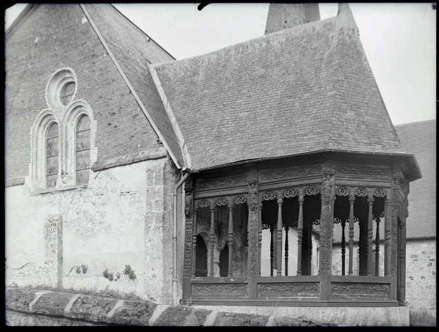 Porche en bois de l'église de Ry (Seine-Maritime).