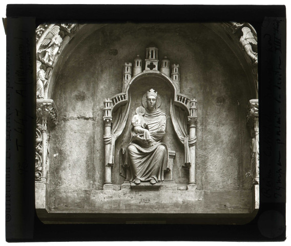 Cathédrale Notre-Dame de Reims (Marne), porte du transept nord, tympan "Vierge à l'enfant".
