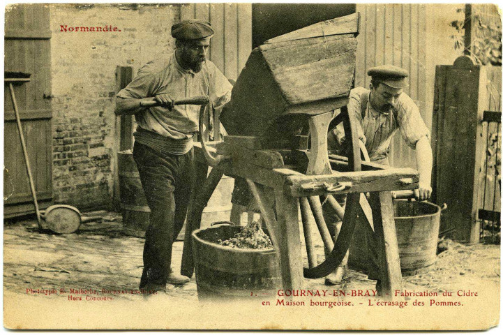 Divers. Normandie. - Fabrication du Cidre en Maison bourgeoise. - L'écrasage des Pommes.