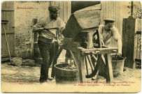Divers. Normandie. - Fabrication du Cidre en Maison bourgeoise. - L'écrasage des Pommes.