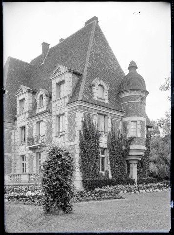 Vue d'ensemble du manoir « le Val fleuri » appartenant à M. Gallier.