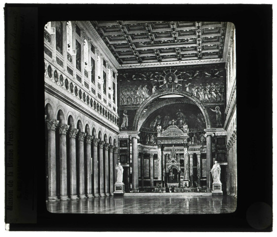 Basilique Saint-Paul-hors-les-Murs à Rome (Italie), intérieur.