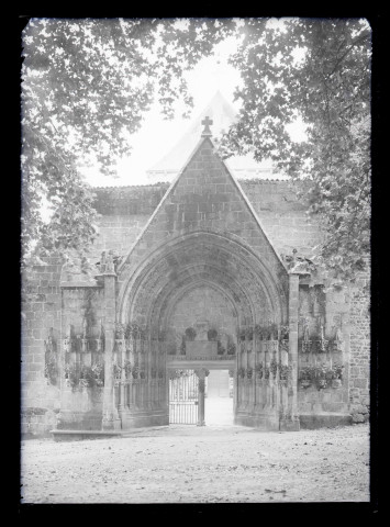 Porte du jardin de l'église abbatiale de Moutier d'Ahun (Creuse).