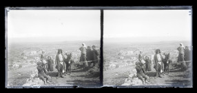 Bédouin, enfants et leur âne sur un chemin en haut d'une colline dominant les ruines et vestiges du temple de Bacchus à Baalbeck (Liban).