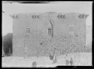 Tour carrée fortifiée.