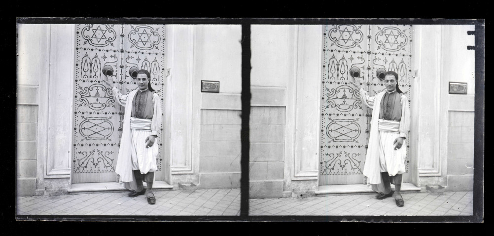 Porte ornementée au Caire (Égypte).