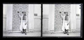 Porte ornementée au Caire (Égypte).