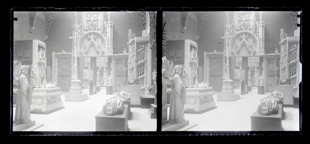 Moulages d'un tympan, de statues et de bas-reliefs d'église, exposés au musée du Trocadéro de Paris (Seine).