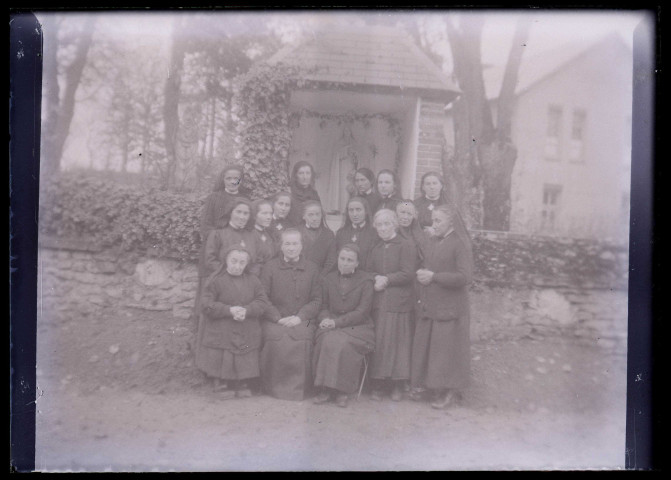 Groupe de religieuses dans un jardin probablement celui du château d'Orgeville (Eure).