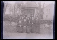 Groupe de religieuses dans un jardin probablement celui du château d'Orgeville (Eure).