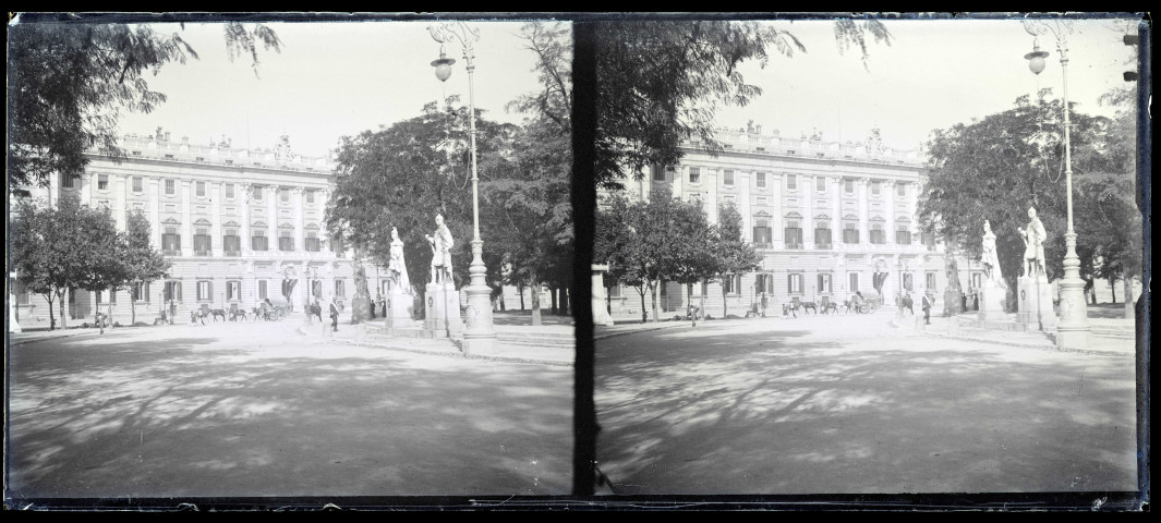 Bâtiment officiel avec parc bordé de statues de légionnaires romains, probablement en Italie.