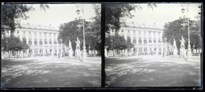Bâtiment officiel avec parc bordé de statues de légionnaires romains, probablement en Italie.
