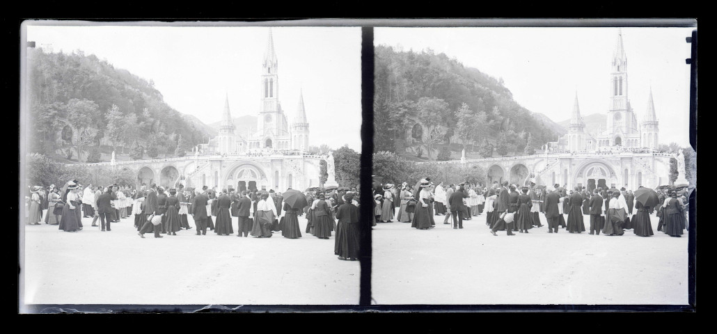 Pèlerins sur l'esplanade de la basilique de Lourdes (Hautes-Pyrénées).