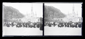 Pèlerins sur l'esplanade de la basilique de Lourdes (Hautes-Pyrénées).