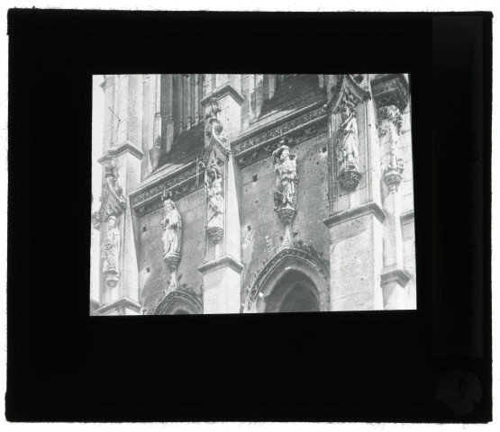 Église de La Madeleine à Verneuil-sur-Avre (Eure), tour et statues, détail.