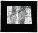 Église de La Madeleine à Verneuil-sur-Avre (Eure), tour et statues, détail.