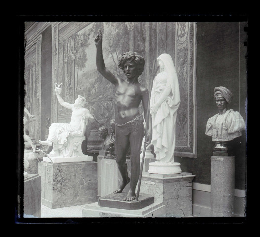 Collection de statues exposée au musée du Luxembourg de Paris (Seine).